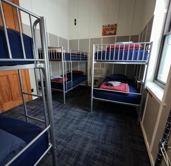 Cama em Quarto Compartilhado, The Cambridge