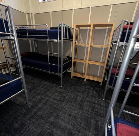 Cama em Quarto Compartilhado, The Cambridge