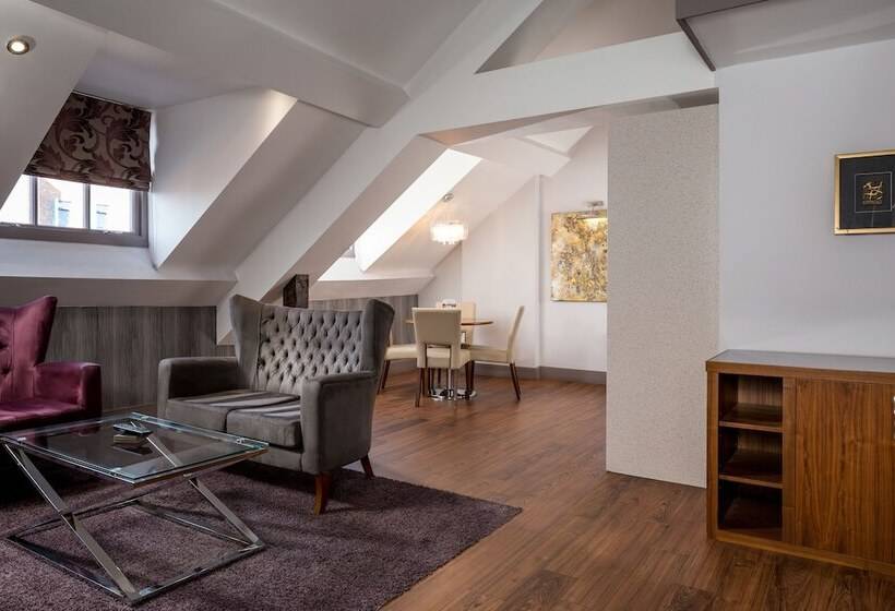 Пентхаус Люкс, Roomzzz Newcastle City