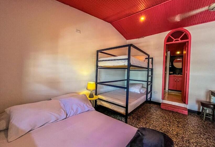 Трехместный Номер Стандарт с Балконом, Fardo Hotel Boutique En Ibague   Zona G   Recepción Digital 24h