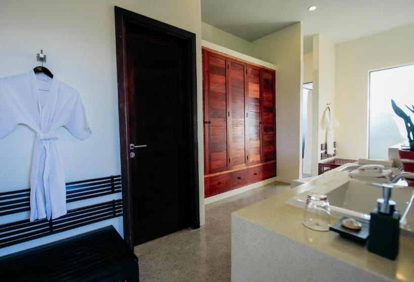 اتاق لوکس با تخت بزرگ, Luang Prabang View