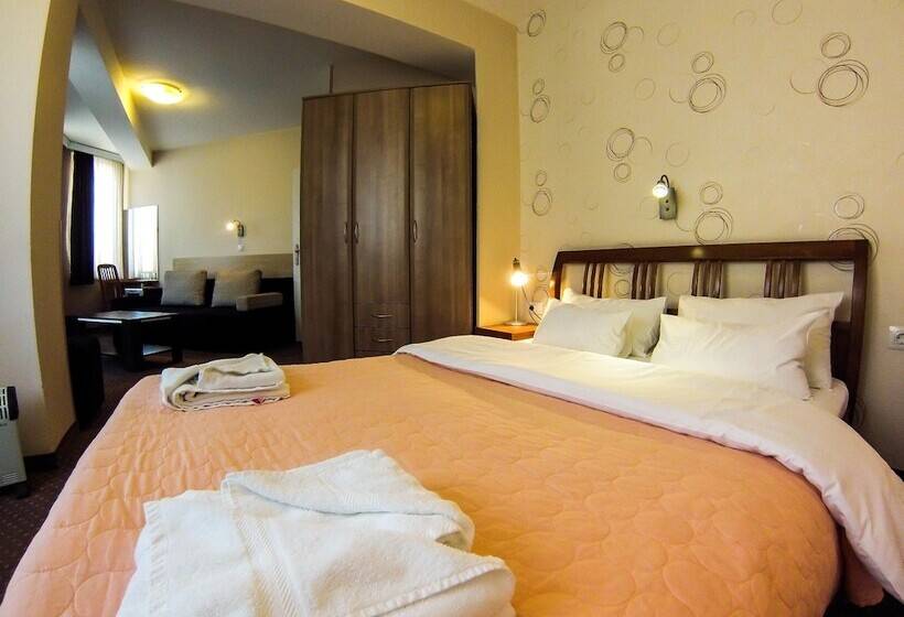 سوییت جونیور, Orange Inn