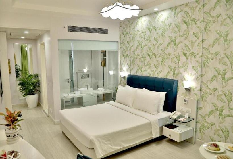 キングサイズベッドのデラックスルーム, Sarovar Portico Naraina,