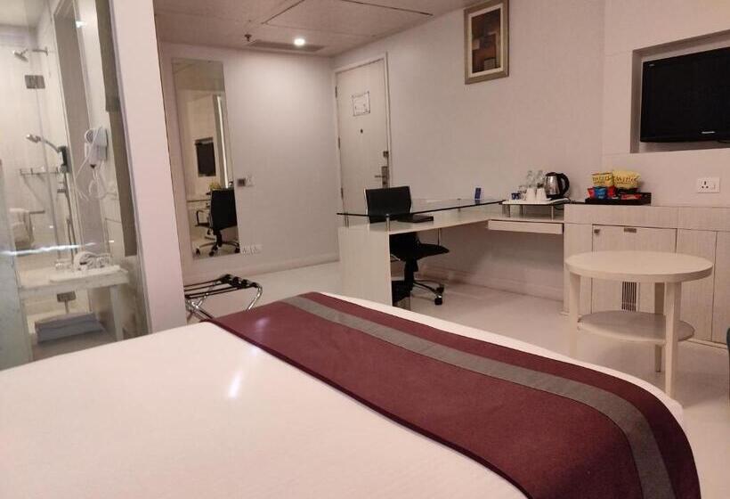 キングサイズベッドのデラックスルーム, Sarovar Portico Naraina,