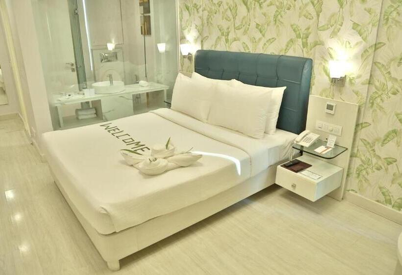 Номер Superior, Sarovar Portico Naraina,