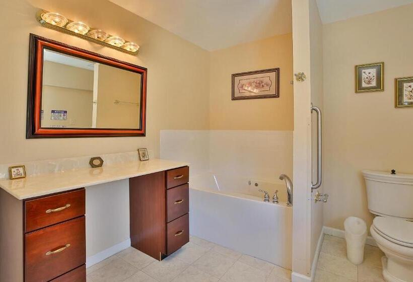 Трехместный Номер Стандарт с Балконом, Purcellville Home