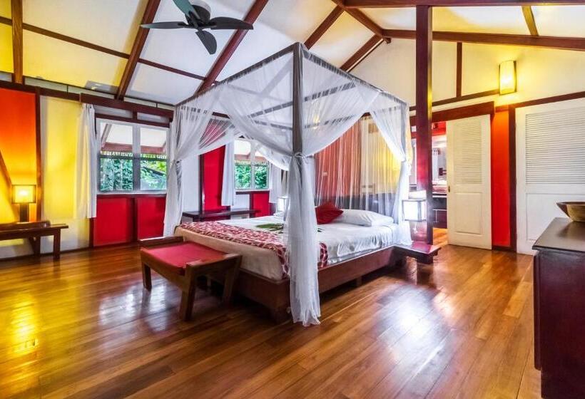 بنجلو سوبيريور, Namuwoki Lodge