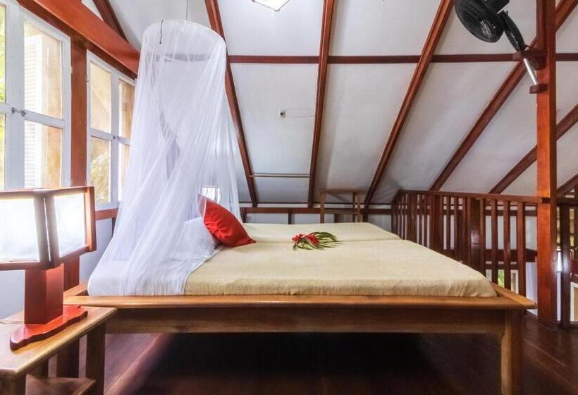 بنجلو عائلى, Namuwoki Lodge