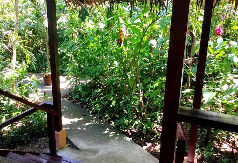 بنجلو عائلى, Namuwoki Lodge