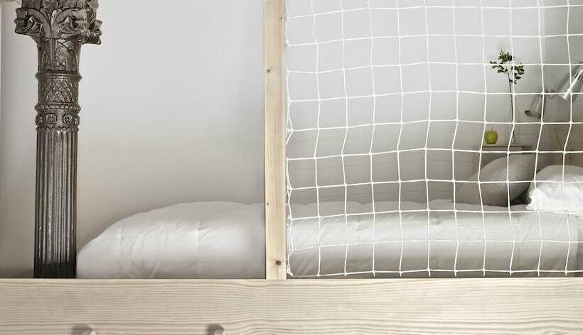 Bed in Shared Room with Shared Bathroom, The Hat Madrid