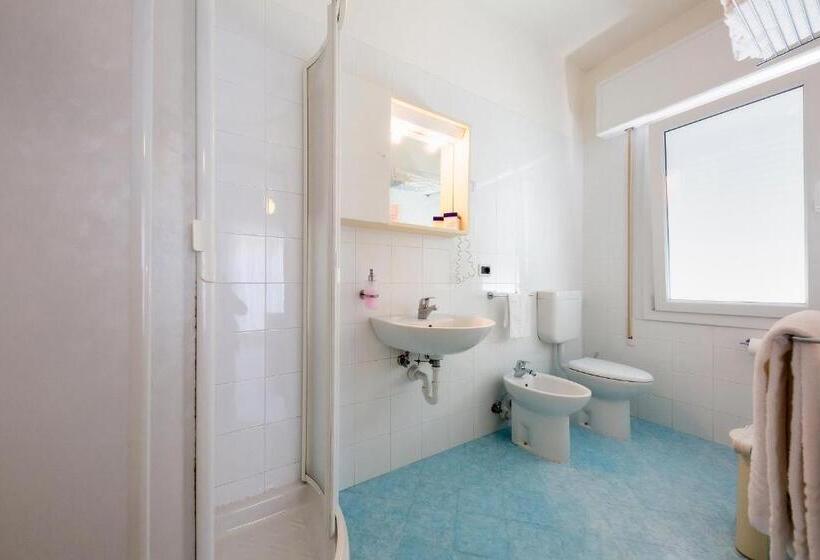 Family Suite, Maxim