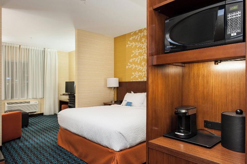带大床的标准工作室, Fairfield Inn & Suites By Marriott Vernon
