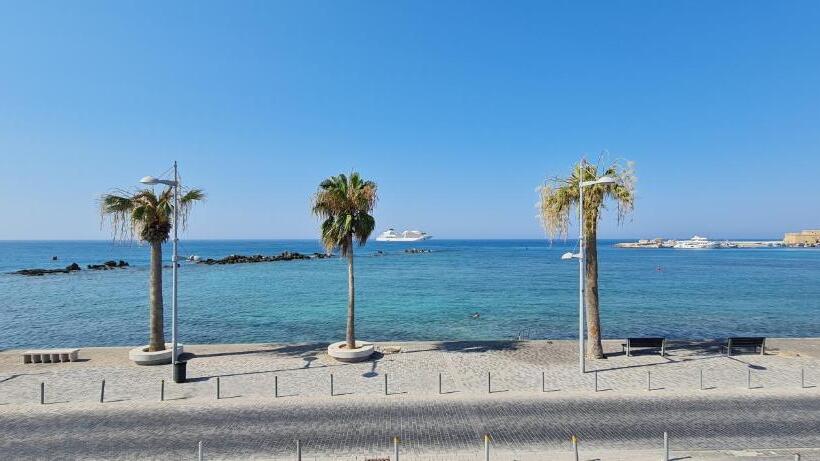 Студио Deluxe Вид на Море, Paphinia Seaview Apartments