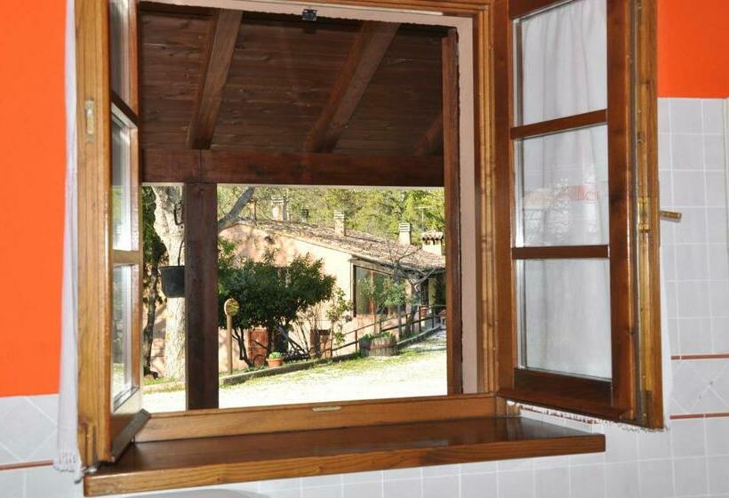 اتاق استاندارد با چشم‌انداز استخر, Agriturismo Gioie Di Campagna