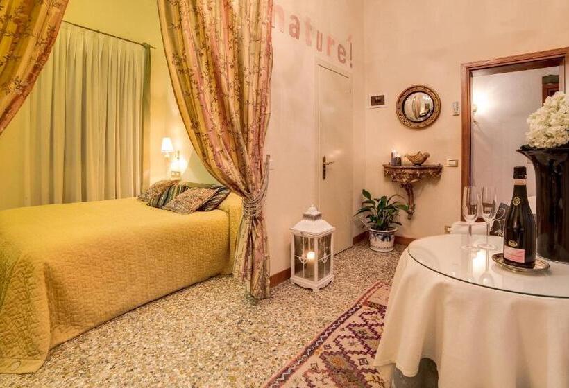 اتاق استاندارد سه نفره, Ca' Della Corte