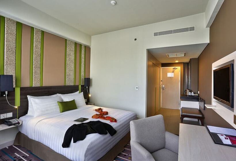 اتاق سوپریور با چشم‌انداز استخر, Mercure Serpong Alam Sutera