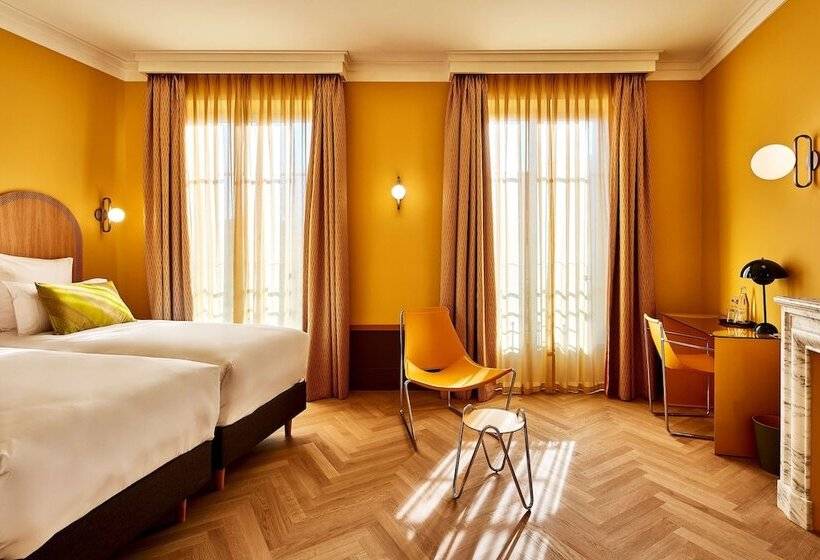 Quarto Deluxe, De Cambis