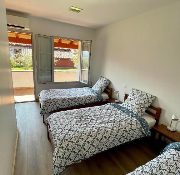Quarto Triplo Estandar, Chambres Zazpiak