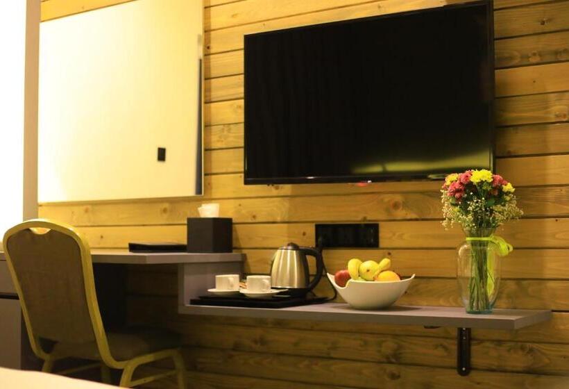 اتاق لوکس سه تخته, Aitch Boutique Hotel   An Lih