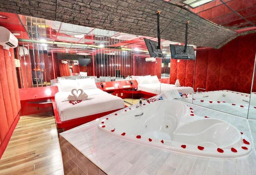 Студия Deluxe, Hollywood Motel