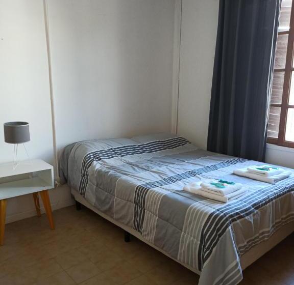 标准四人间共用浴室, El Faro Hostel