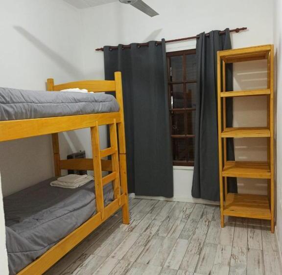 חדר סטנדרט לשלושה, El Faro Hostel