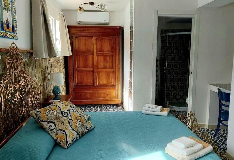Трехместный Номер Стандарт Вид на Бассейн, Vfh Villa Flavia Eco B&b   50 Metri Dal Mare