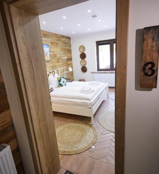اتاق استاندارد سه تخته با چشم‌انداز استخر, Complex Butoaiele Transilvaniei   Cazare & Spa   Natura   Relaxare
