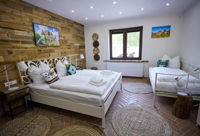اتاق استاندارد سه تخته با چشم‌انداز استخر, Complex Butoaiele Transilvaniei   Cazare & Spa   Natura   Relaxare