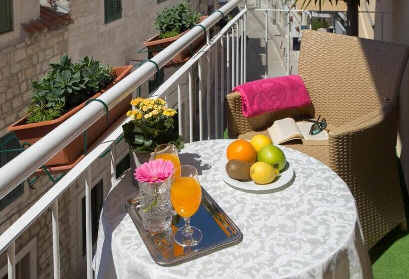 Номер Superior с Балконом, Royal Suites