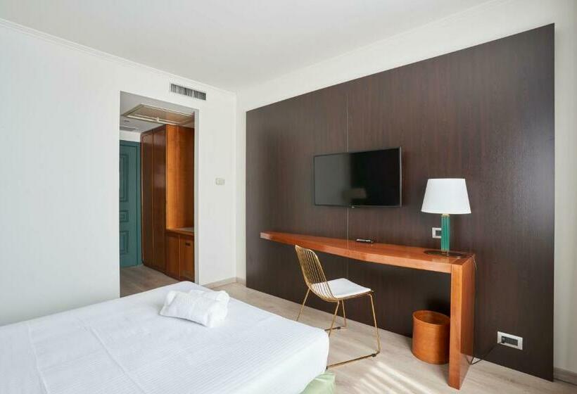 Quarto Estandar, Cyrano