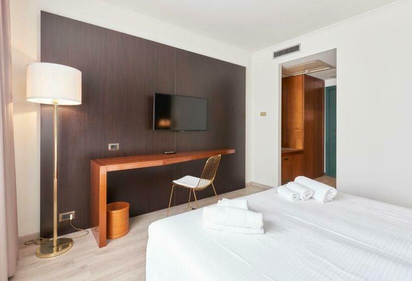 Quarto Estandar, Cyrano