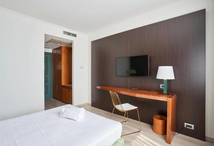 Quarto Triplo Estandar, Cyrano