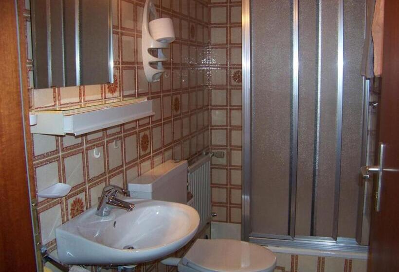Quarto Estandar com Sacada, Pension Erna