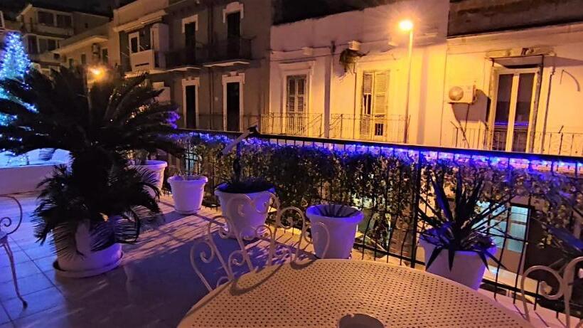 اتاق استاندارد چهار تخته, Giambattista House Bari