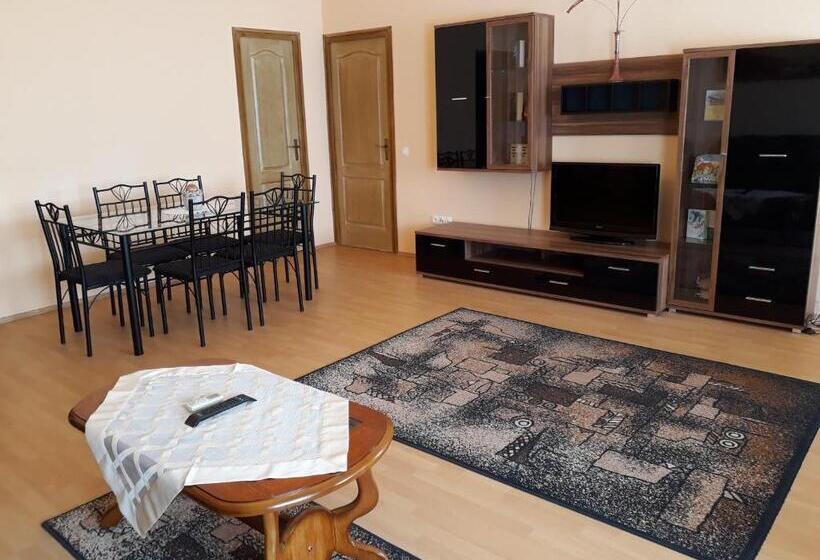 Апартаменты 4 Спальни, Piac Utcai Apartman