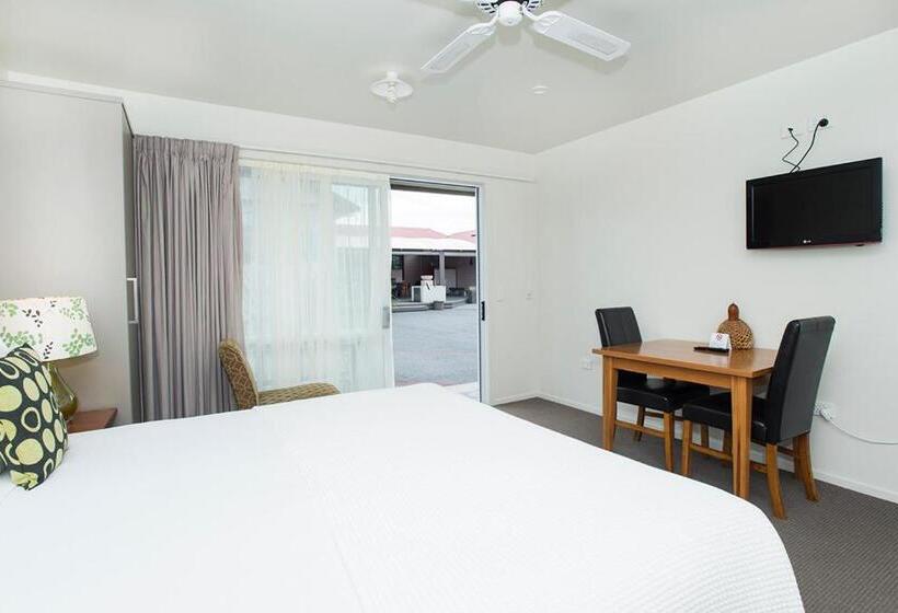 스탠다드 스튜디오, Ahikaa Gisborne Motel