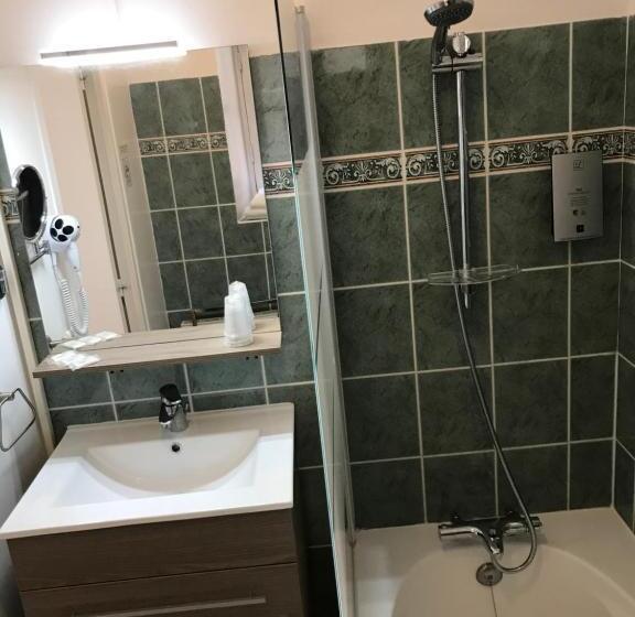 Трехместный Номер Стандарт с Балконом, Logis Auberge De La Fontaine