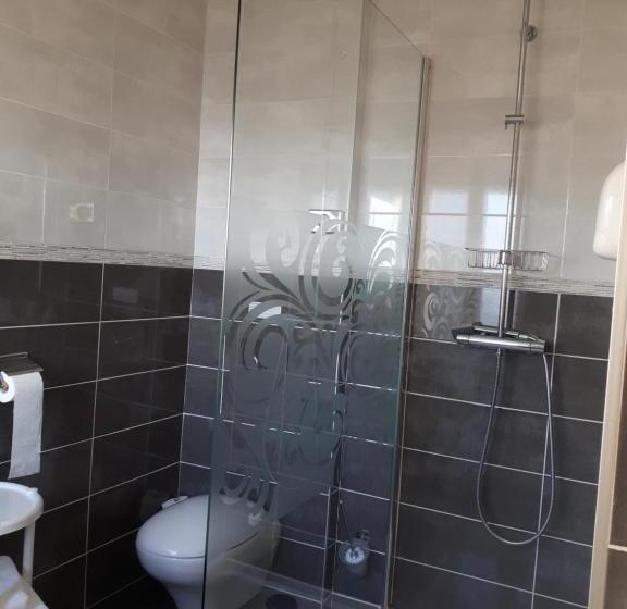 Четырехместный Номер Стандарт, La Bonbonniere   Sure Hotel Collection By Best Western