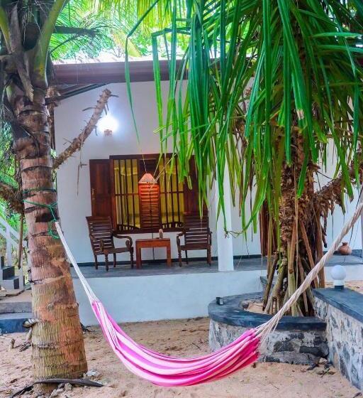 Номер Стандарт Вид на Море с Балконом, Shehani Beach Bungalow
