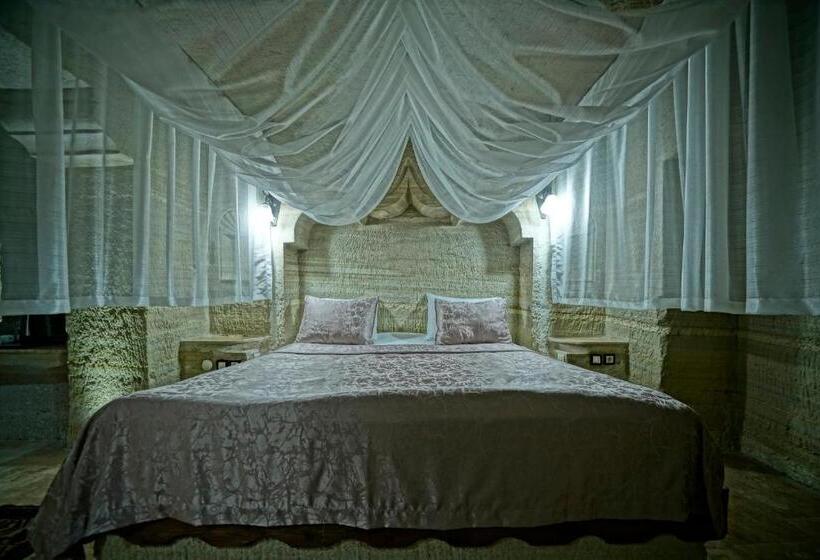 Полулюкс, Holiday Cave