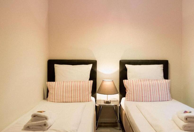 اتاق استاندارد چهار تخته, Arthotel Ana Gold