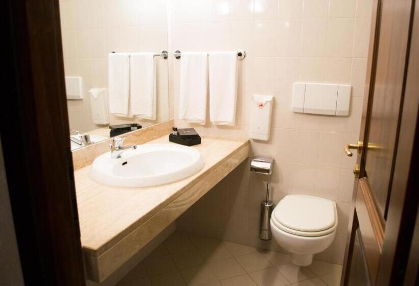اتاق استاندارد سه نفره, Comtes De Challant Albergo Etico Valle D Aosta