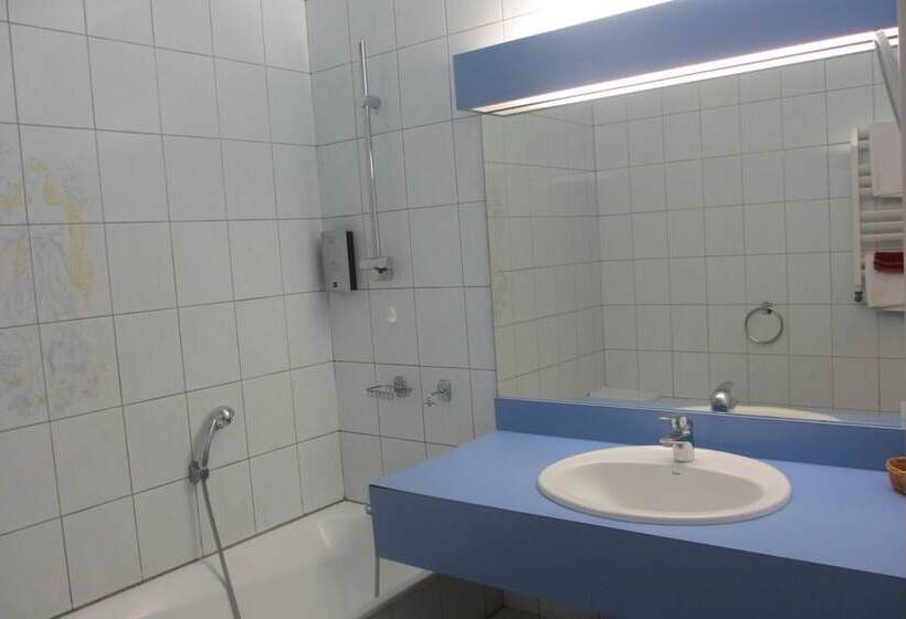 Номер Стандарт Трехместный, Hôtel Restaurant La Crèche Et Sa Piscine Intérieure   Logis Hôtels