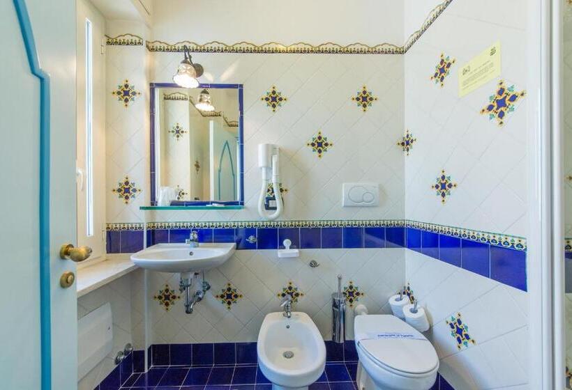Трехместный Номер Стандарт с Балконом, Riviera B&b Rooms