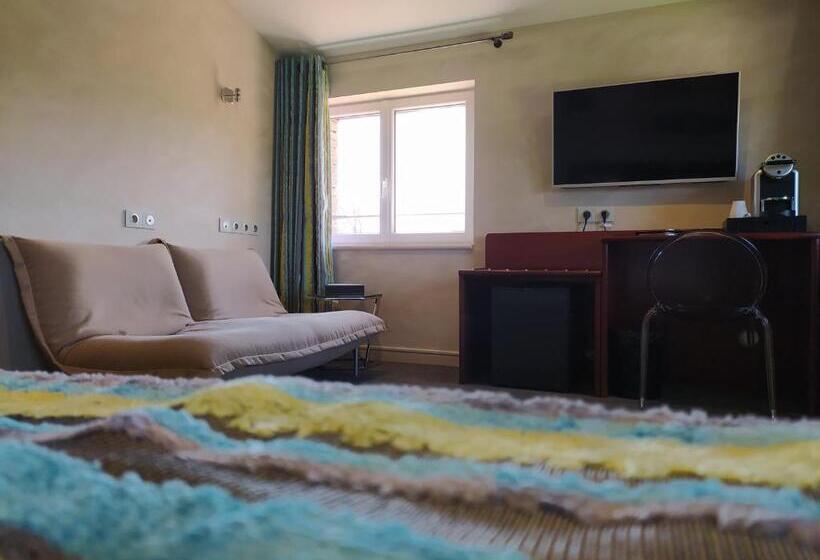 Номер Комфорт Вид на Бассейн, Auberge Du Roua