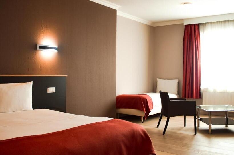 Номер Стандарт Трехместный, Taormina Brussels Airport