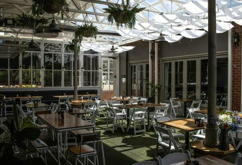 이그제큐티브 룸, Oscars Hotel And Cafe Bar