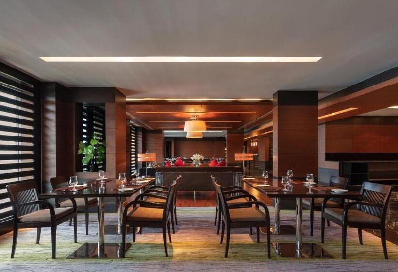 Люкс Executive Кровать Кинг, Le Méridien Coimbatore