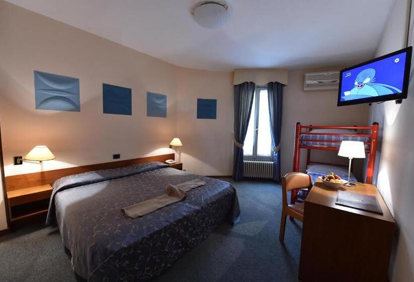 标准三人间, Ambra Hotel   The Only Central Lakeside Hotel In Iseo